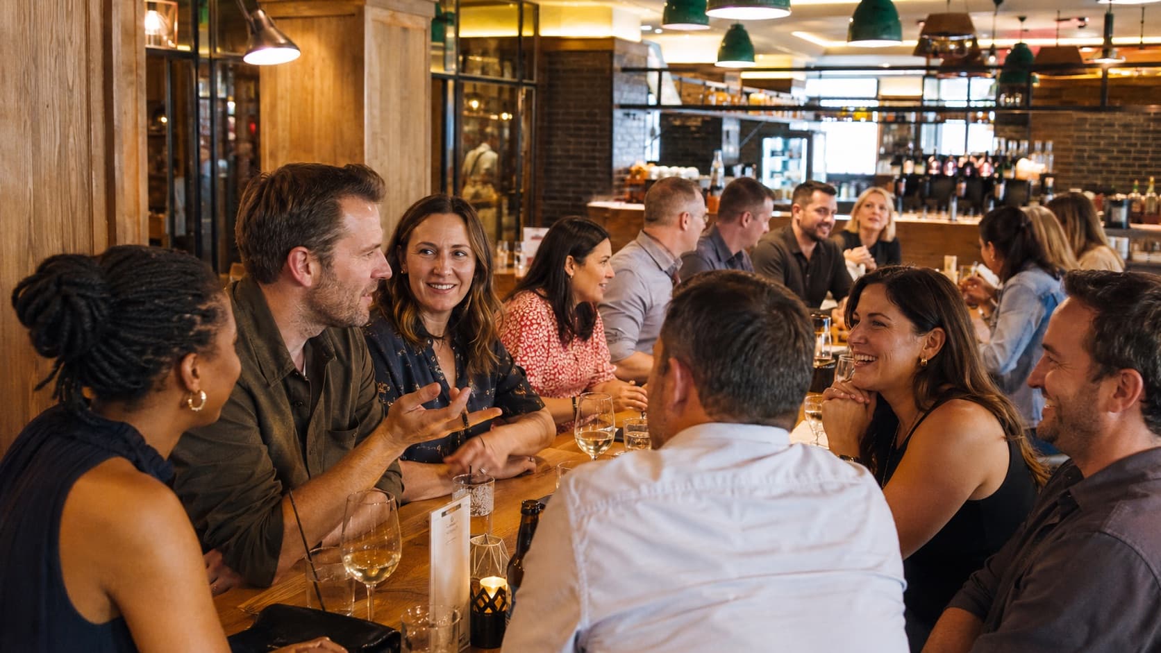 Urige Brauhaus-Atmosphäre mit regionalen Bieren und herzhafter Stimmung