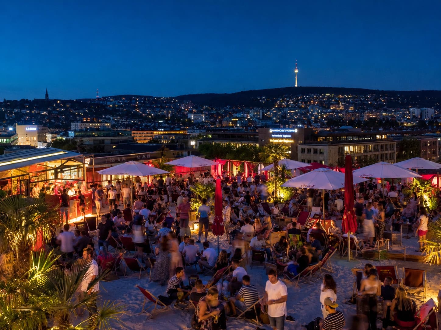 Romantische Atmosphäre mit Panoramablick und Sommerdrinks auf der Dachterrasse